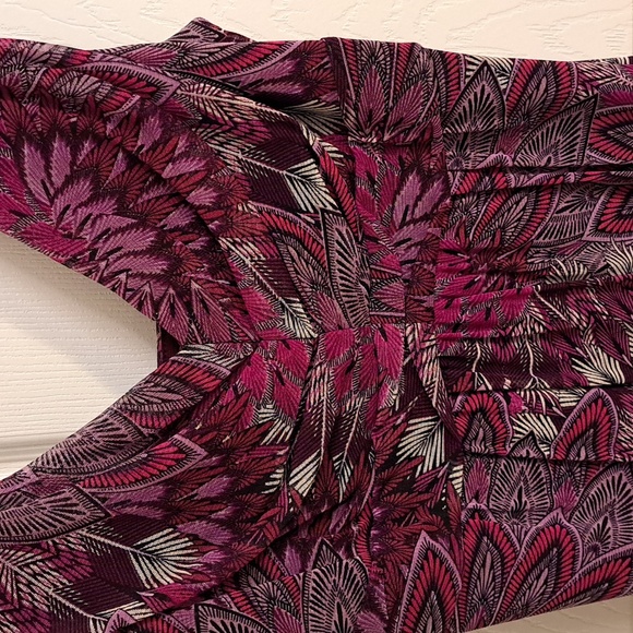 🌴 Fancy Fitted Zippered Tank Top in Shades of Rose and Wine - Picture 4 of 13